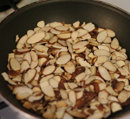 обсмажуємо мигдаль