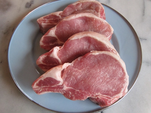 нарізаємо свинину на шматки