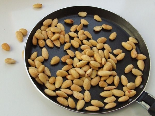Обсмажуємо горіхи