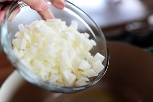 лук в тарілці