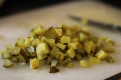 нарізаємо мариновані огірки