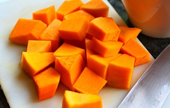 гарбуз нарізаємо на шматочки