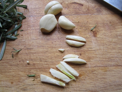 нарзеаем зубчики часнику на довгі шматочки