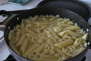 відварюємо макарони