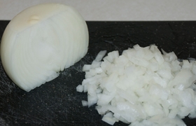 дрібно рубаємо цибулю