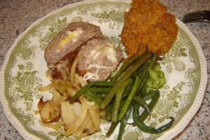 М&;ясний рулет з яйцем і сиром