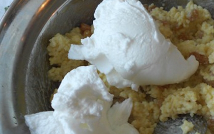 Перемішуємо пшоняну масу зі збитими білками