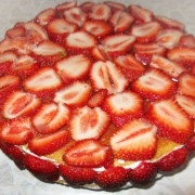 На перший шар викладаємо сирний крем, другий корж і полуницю