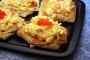 Салат з креветками в тарталетках