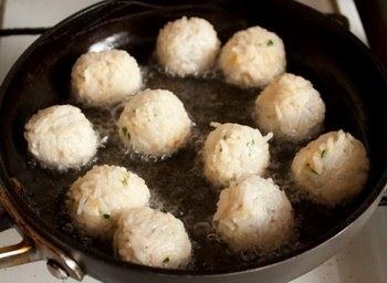 Обсмажуємо кульки з курки в рисі