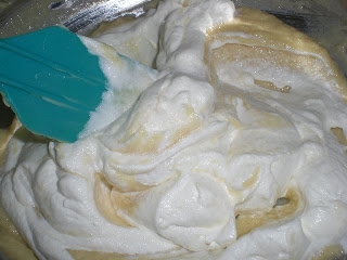 сирну суміш збиваємо зі збитими вершками