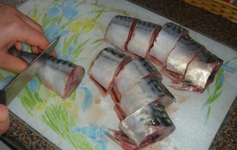 нарізаємо рибу на шматочки