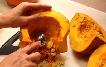 гарбуз очищаємо від шкірки і насіння