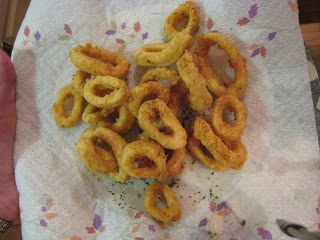 викладаємо кальмари на паперовий рушник