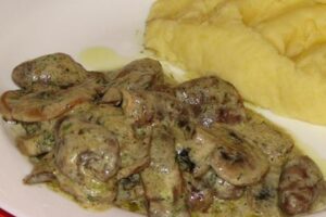 Свинина з грибами в сметанному-винному соусі