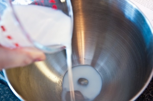 в мисці молоко