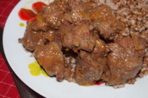 Гуляш з курячої печінки