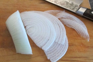 цибулю півкільцями