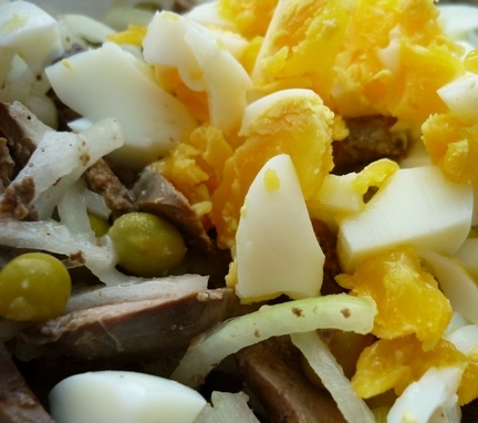 нарізаємо і змішуємо яйця