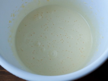 збиваємо жовтки