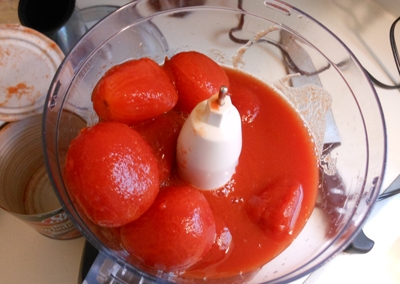 подрібнюємо помідори в блендері