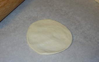 розкачуємо з шматочка тіста коржик