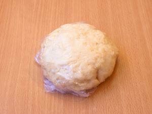 тісто в харчовій плівці