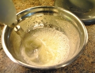 збиваємо яйця з цукром і сіллю