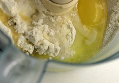 готуємо тісто для яблучного штруделя