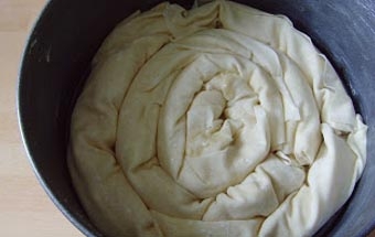 викладаємо ковбаски у форму для запікання