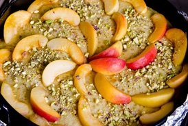 викладаємо на поверхню страви яблучні дольки і посипаємо фісташками