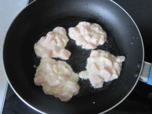 ставимо смажити м'ясні оладки