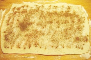 посипаємо тісто спеціями