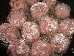 злегка обсмажуємо тефтелі