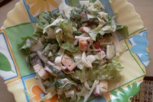 Салат з часниковими грінками