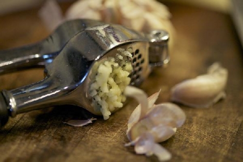 подрібнюємо часник