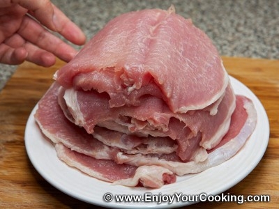 свинину нарізаємо на шматочки