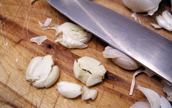 придавлюємо часник ножем