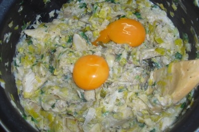 додаємо жовтки