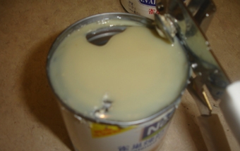 відкриваємо банку зі згущеним молоком