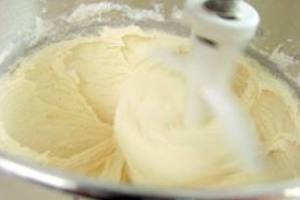 перемішуємо масло з цукром
