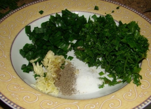 подрібнюємо зелень і часник