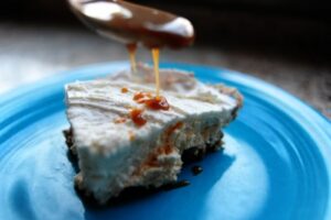 Безе з морозивом під карамельним соусом