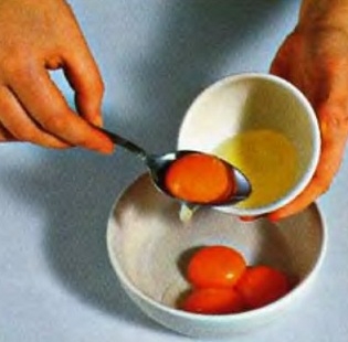 Відокремлюємо білки від жовтків