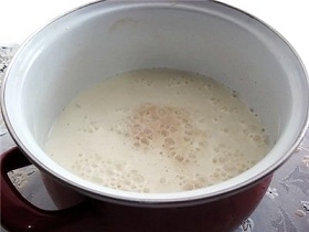 Розводимо дріжджі в теплому молоці