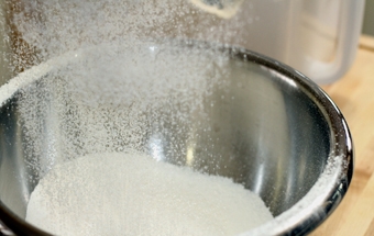 просіваємо борошно з розпушувачем через сито