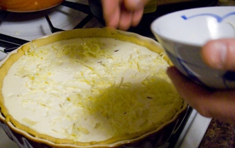 посипаємо пиріг тертим сиром