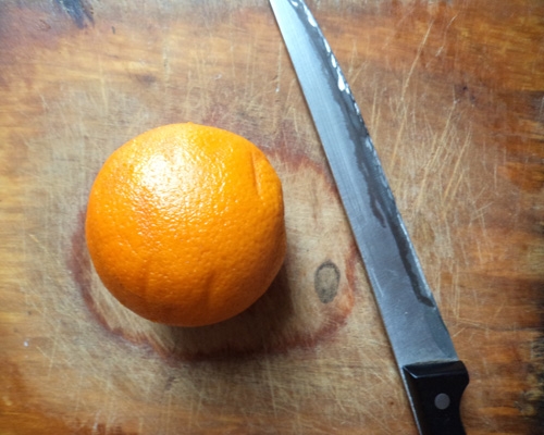 апельсин на обробній дошці
