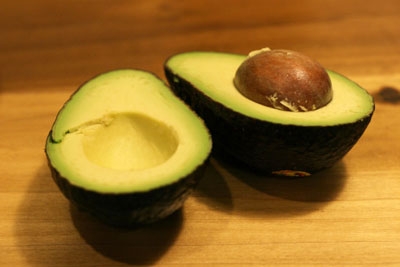 авокадо на столі