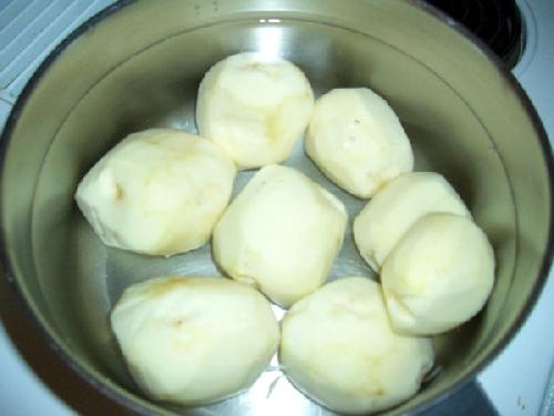 Чистимо і відварюємо картоплю